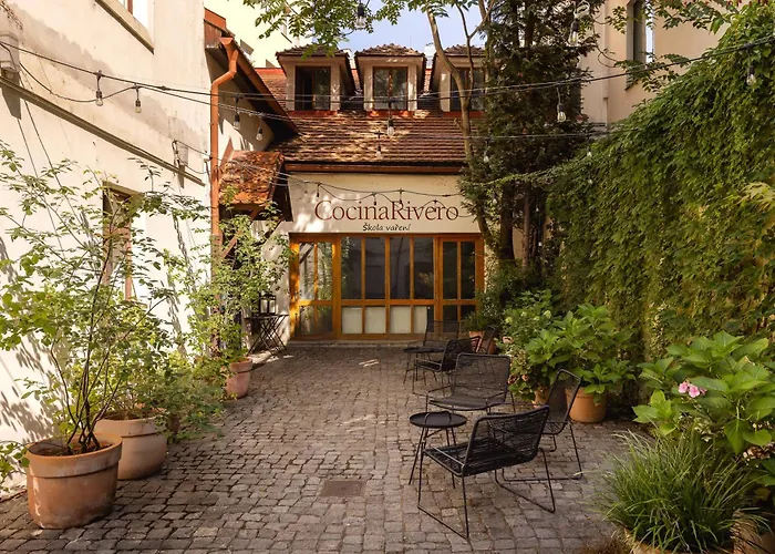Zesty Family Friendly Elevator Access Old Town Lägenhet Prag
