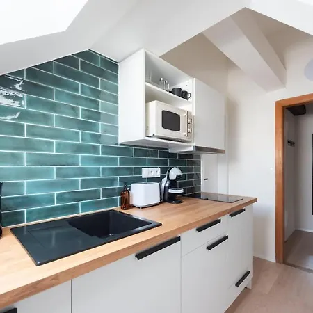 Zesty Family Friendly Elevator Access Old Town Apartment *